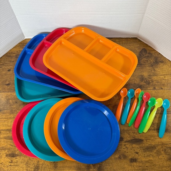 Kids Lot Of 4 Divided Trays 4 Plates 8 Spoons Reusable Plastic 16 Pc Colorful - Picture 1 of 8